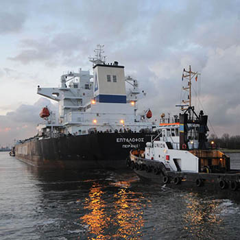 Zeeschip vaart over de Westerschelde bij Zeeuws-Vlaanderen